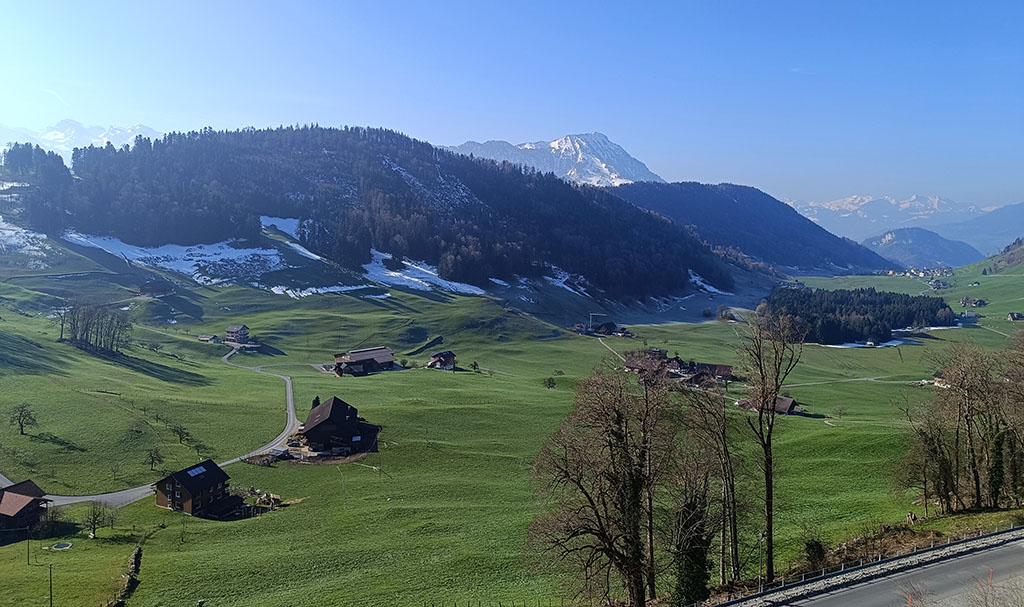 Unten glitzert der See in der Sonne, zur anderen Seite präsentiert sich das wunderbarste Bergpanorama. Foto: Michael Schabacker
