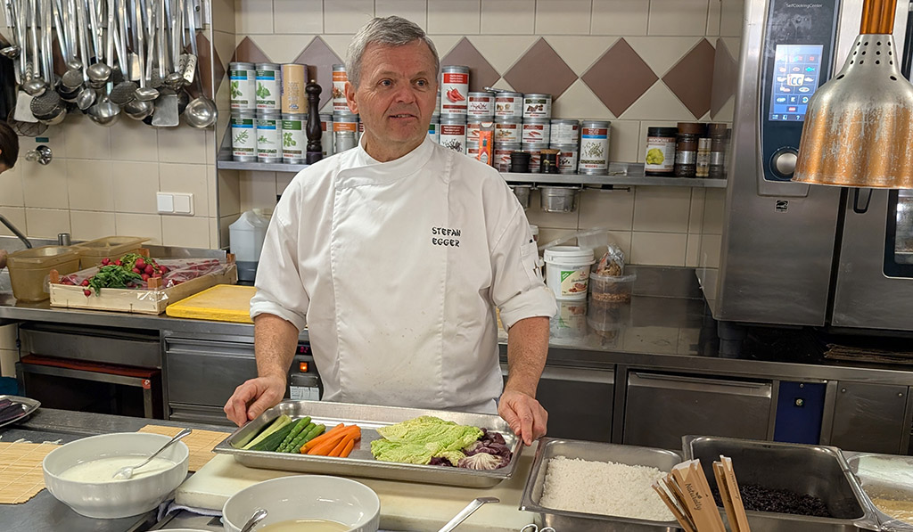 Beim Kochkurs mit Küchenchef Stefan Egger. Foto: Carola Faber
