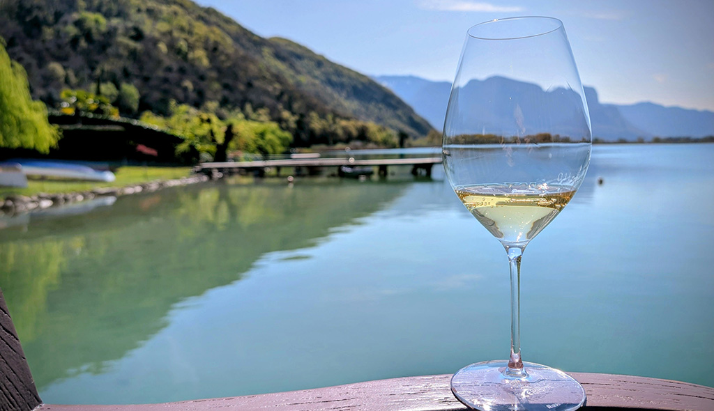 Auf ein Glas am Kalterer See. Foto: Carola Faber