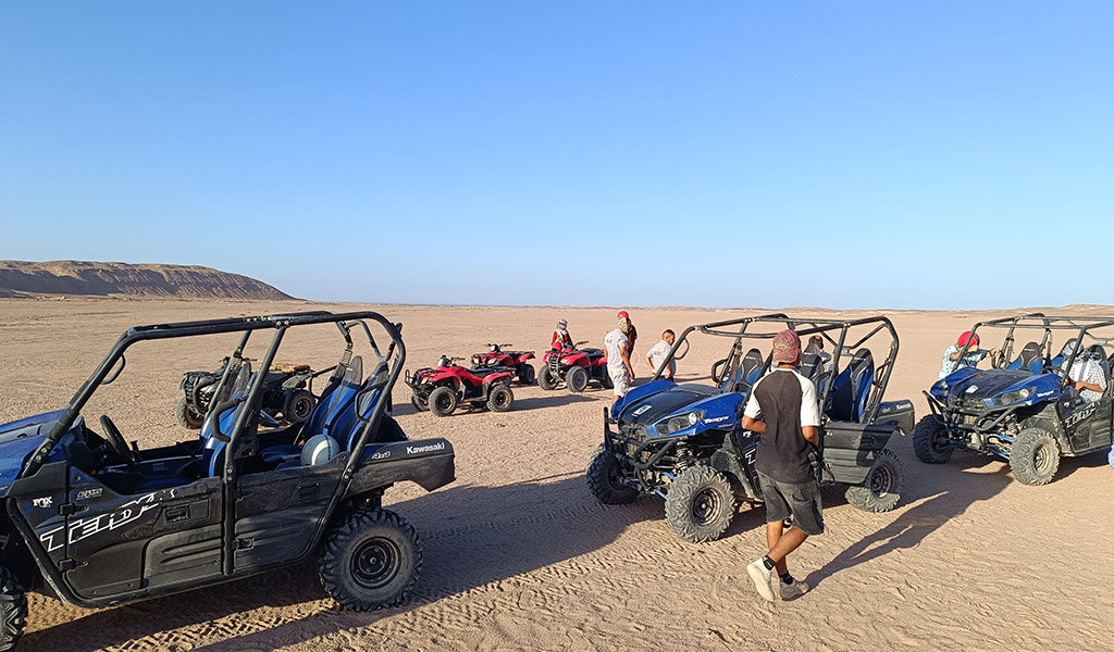Mit Buggys und Quads unterwegs in der Wüste. Foto: Michael Schabacker