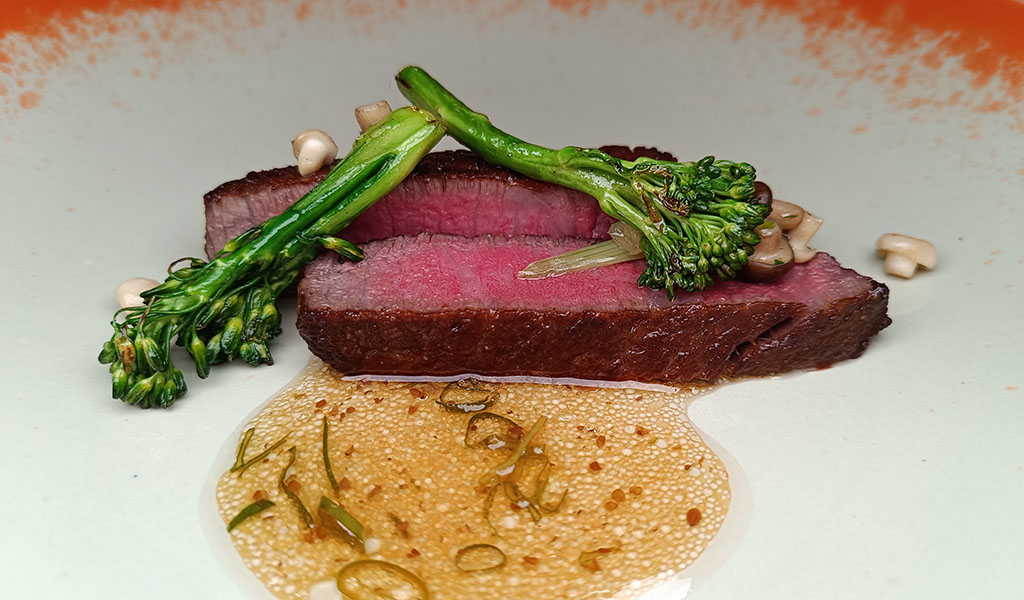 Teller: Wagyu – Mushrooms, Bimi, Kujo Negi. Foto: Michael Schabacker