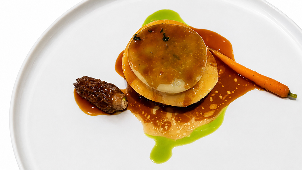 Simmentaler Kalbsfilet mit Raviolo und Frühlingsmorcheln. Foto: Christian Euler