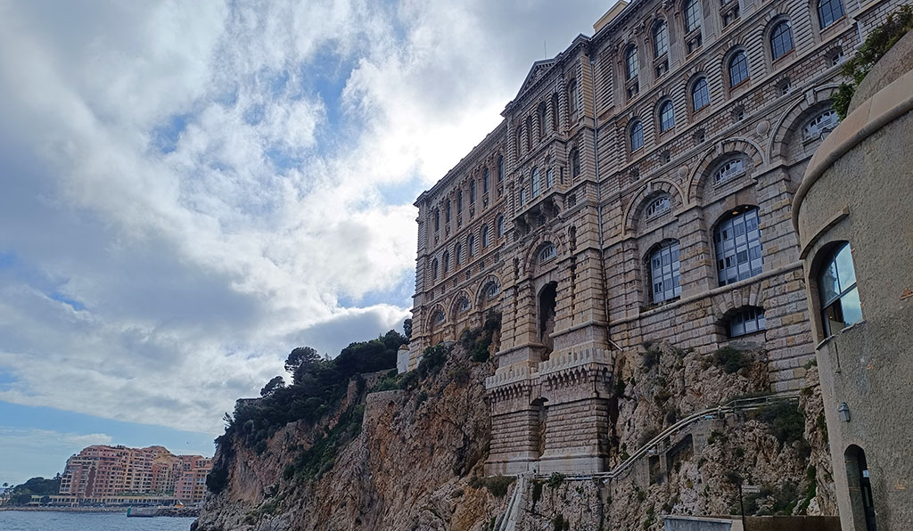 Das Ozeanographische Museum auf der Rückseite der Altstadt, direkt am Felsen „Rocher“. Foto: Michael Schabacker
