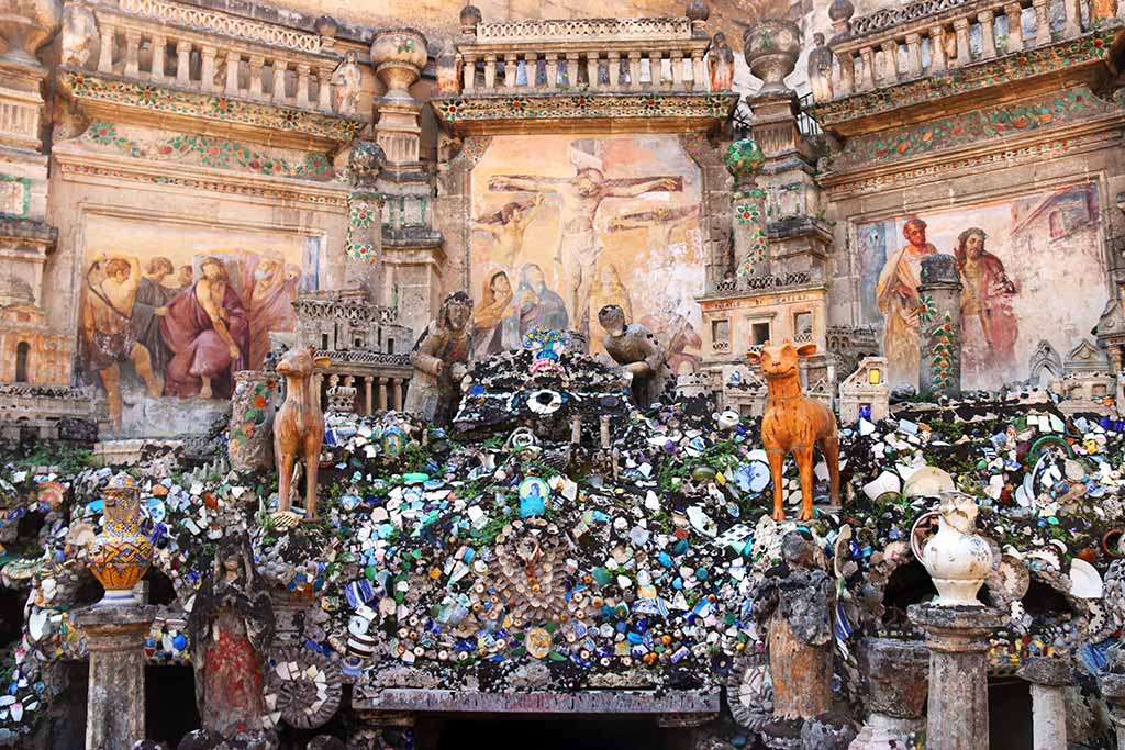 Mosaik samt Statuetten zu Szenen aus der Passion Christi wandelte. Foto: Ellen Spielmann