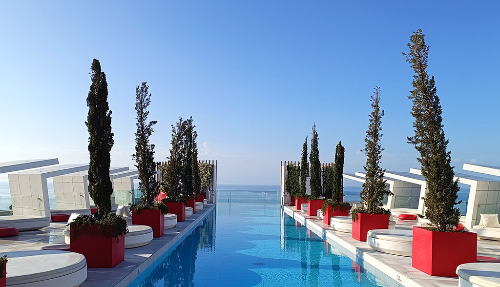 Infinity Pool auf dem Dach des Resorts. Foto: Michael Schabacker