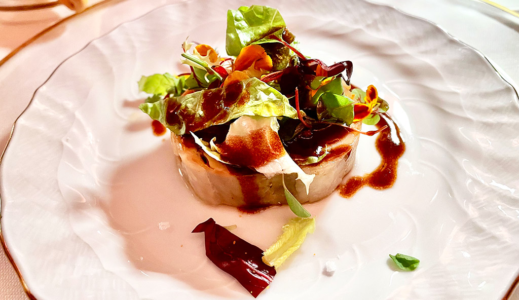 Kaninchenspezialität von einst, verfeinert mit Orangen, Rosinen und Salat. Foto: Kirsten Lehmkuhl