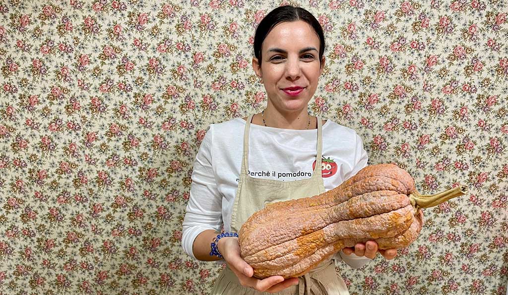Federica Dattilo mit Kürbis für ihre Cappellacci, im Winter nutzt sie ihn eingefroren für ihre Pasta-Spezialität. Foto: Kirsten Lehmkuhl