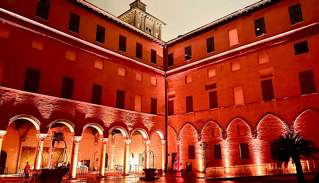 Prächtiger Innenhof des Castellos Estense in Ferrara. Foto: Kirsten Lehmkuhl