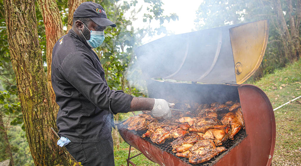 Rauch, Glut und Pimentholz: Jerk Chicken beginnt auf Jamaika nicht auf dem Teller, sondern am Feuer. Foto: Jamaica Tourist Board