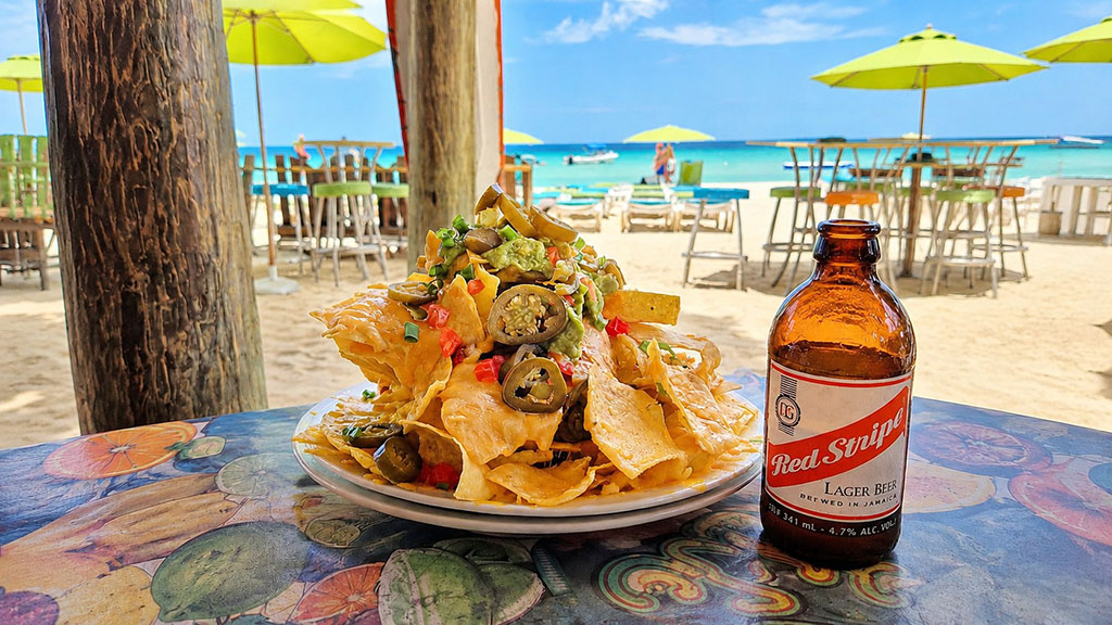 Nachos, Red Stripe und Meerblick: entspannter Genuss am Strand von Negril. Foto: Andreas Bienert