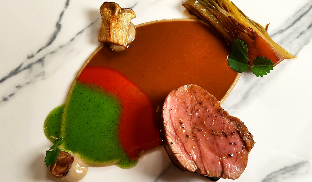 Kalbsbries mit Rocoto-Pfeffer und Puntarelle-Chicoree. Foto: Christian Euler