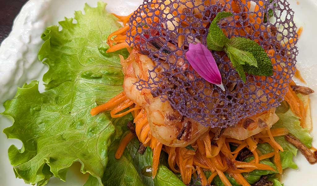 Plaa Koong: Garnelensalat mit Chilipaste, Zitronengras, Karotten und Minze. Foto: Carola Faber