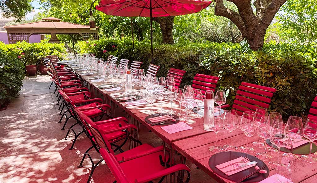 Zu Tisch mit den Winzern in Gartenatmosphäre. Foto: Carola Faber