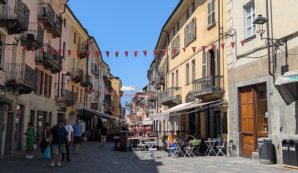 Cafés und kleine Geschäfte in Aosta. Foto: Carola Faber
