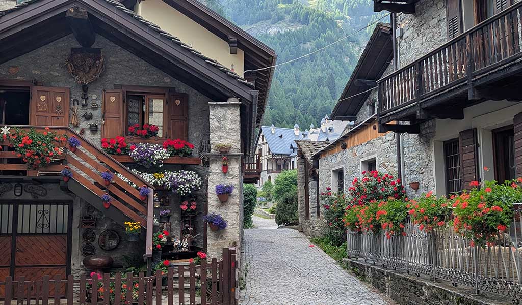 Traditioneller und historischer Charme in den Gassen von Gressoney-Saint-Jean. Foto: Carola Faber