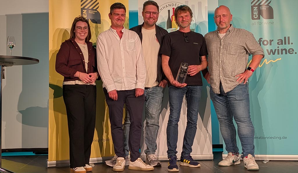 Deutsche Weinprinzessin Katja Simon (links), Andreas Kaul vom Deutschen Weininstitut (DWI) rechts und Simon Werner von der Fachzeitschrift Wein+Markt (2. Von links) den "Sonderpreis Generation Riesling" an die Laurenz Weinhandlung und Weinbar in Mainz für den besten Weinfachhandel verliehen. Foto: Carola Faber