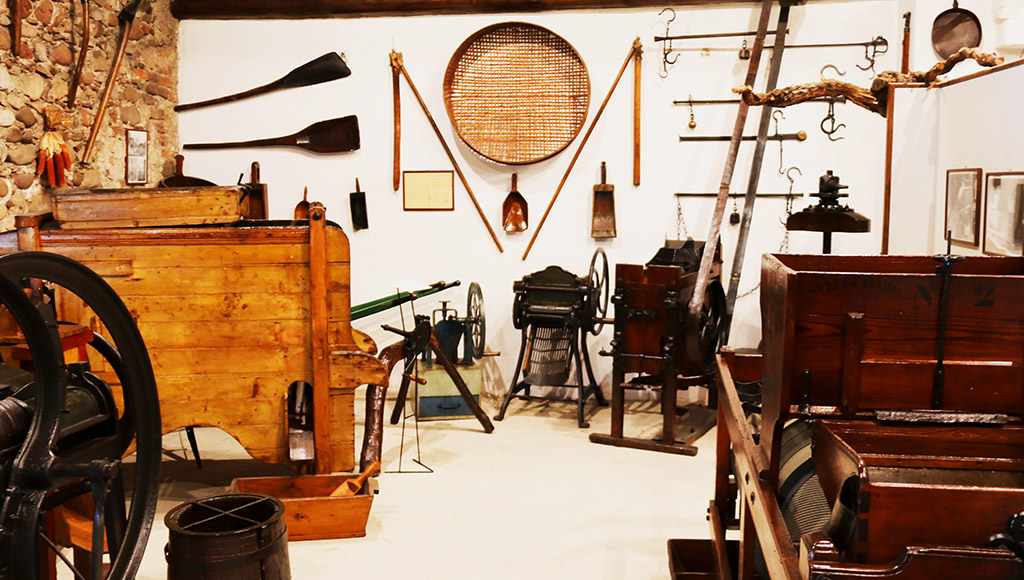 Im Traktorenmuseum in einem der schmucken Wirtschaftsgebäude. Foto: Jürgen Sorges