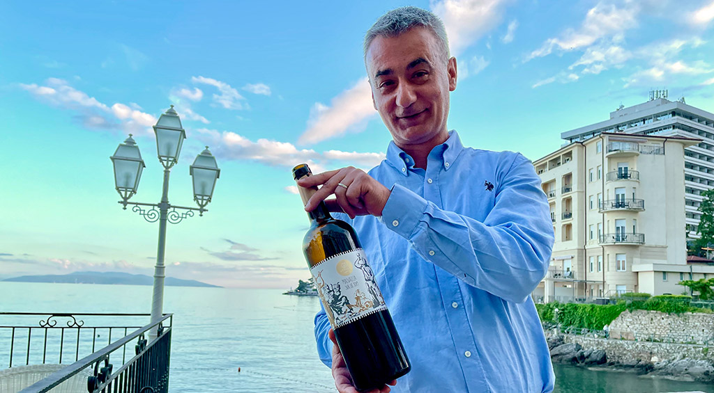 Chefsommelier Mato Švabić im Hotel Miramar in Opatija mit Malvazija. Foto: Kirsten Lehmkuhl
