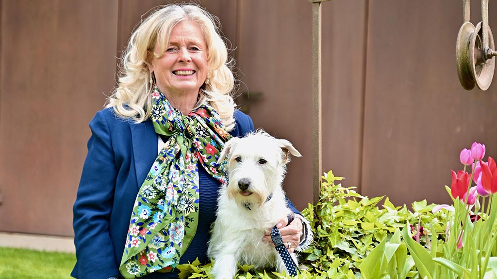 Gastgeberin Sissi Amort-Ellmenreich mit ihrem Hund im Park des Mignon. Foto: Hotel Mignon Meran Park & Spa