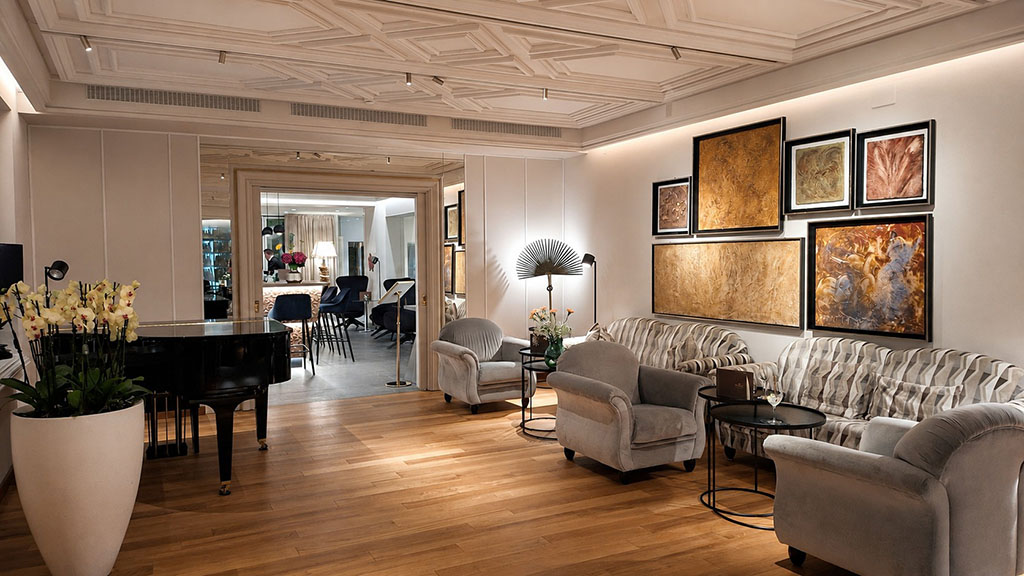 Kräftige Farben, ein schwarzer Flügel und Möbel aus unterschiedlichen Jahrzehnten geben dem Salon seine fast private Atmosphäre. Foto: Birgit Werner