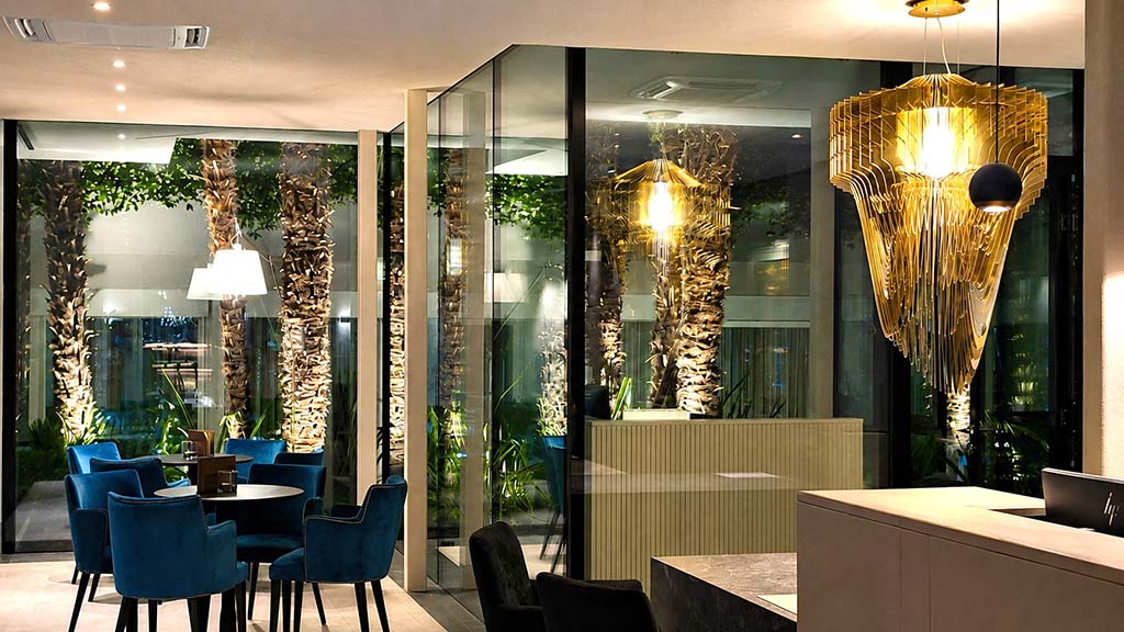 In den Glasflächen der Lobby vervielfacht sich der goldene Schein der „Aria“. Foto: Birgit Werner