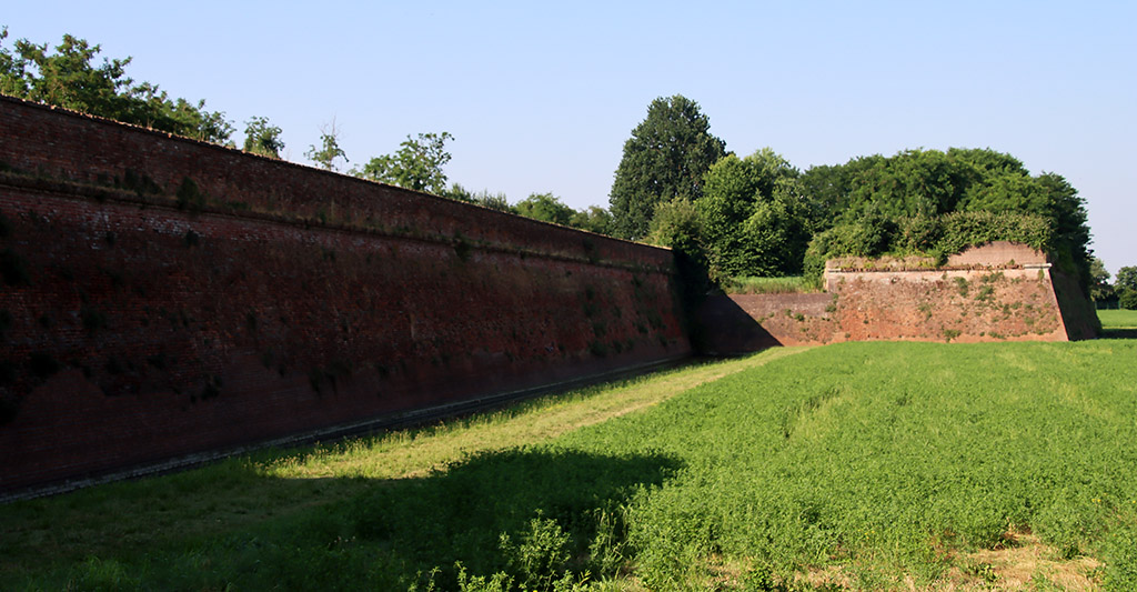 Ein drei Kilometer umfassender Stadtwall beschützte Sabbioneta. Foto: Ellen Spielmann