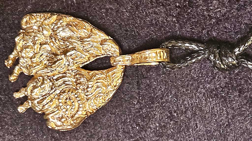 Bei der Graböffnung in Sabbioneta wurde der Goldanhänger gefunden. Foto: Ellen Spielmann