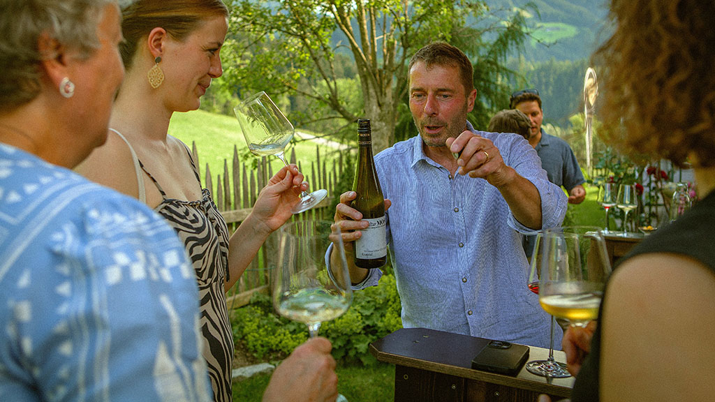 Im Glas: ein Grüner Veltliner, kräutrig-frisch und mineralisch. Foto: Qriginals Abend: Alpbachtal Tourismus / Mariella van der Zee