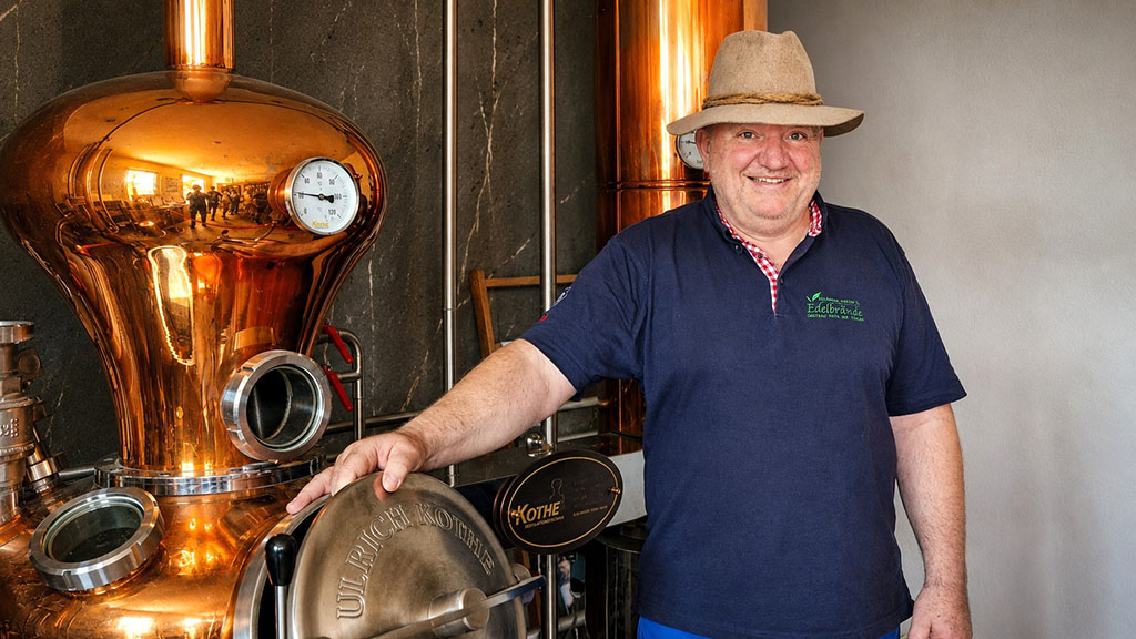 Günter Kammerlander ist ein ausgezeichneter Edelbrandbrenner, zertifizierter Edelbrandsommelier und Träger des „Goldenen Stamperls“. Foto: Andreas Bienert