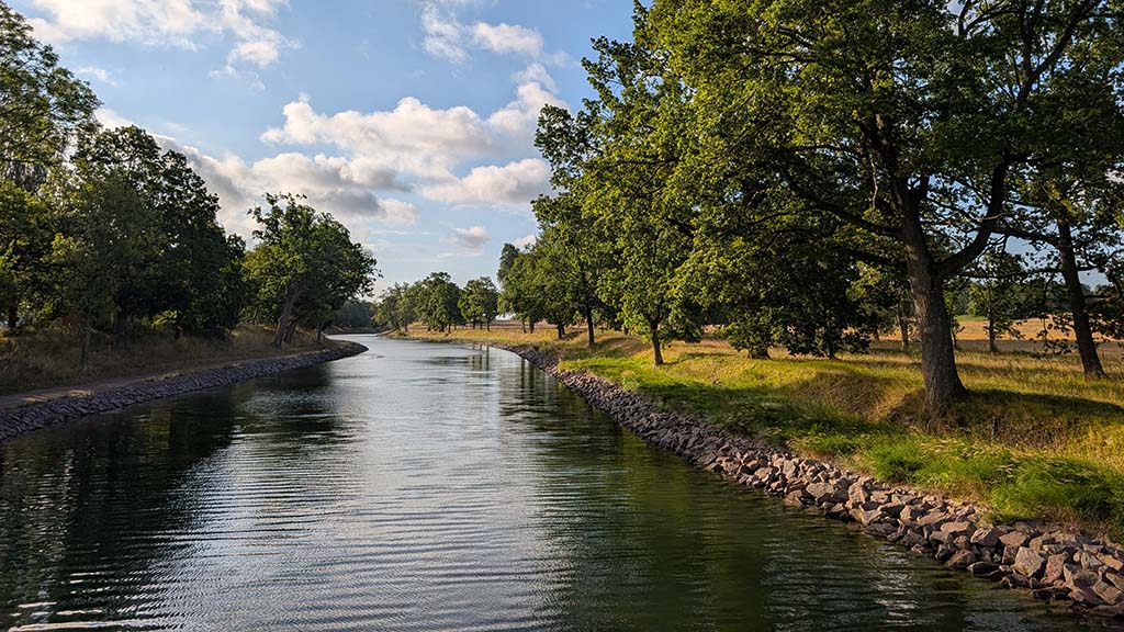 Während die Juno ihren Weg durch die Wasserwege nimmt, verändert sich die Landschaft ständig. Foto: Carola Faber