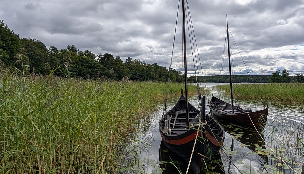 Boote in der historischen Wikingerstadt auf Björkö. Foto: Carola Faber