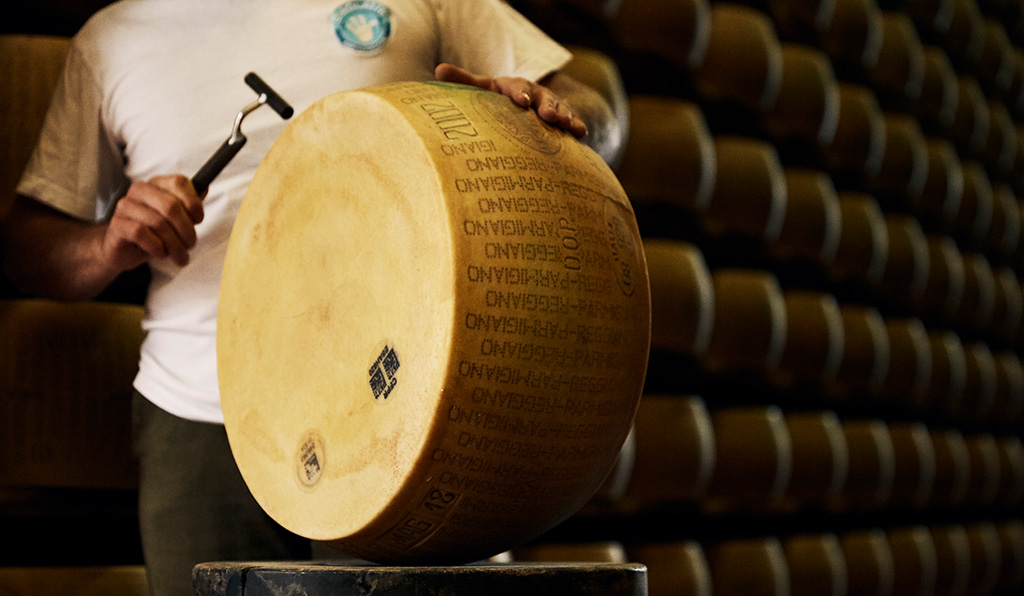 Käseprüfung vom Battitore. Foto: Consorzio del Formaggio Parmigiano Reggiano