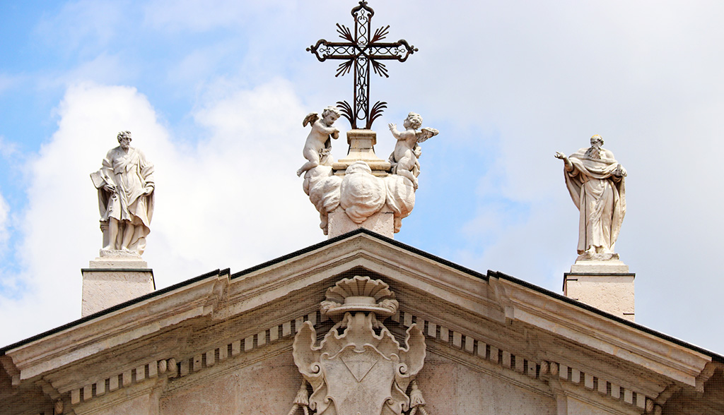 Der obere Teil der Hauptfassade der Kathedrale von San Pietro. Foto: Ellen Spielmann