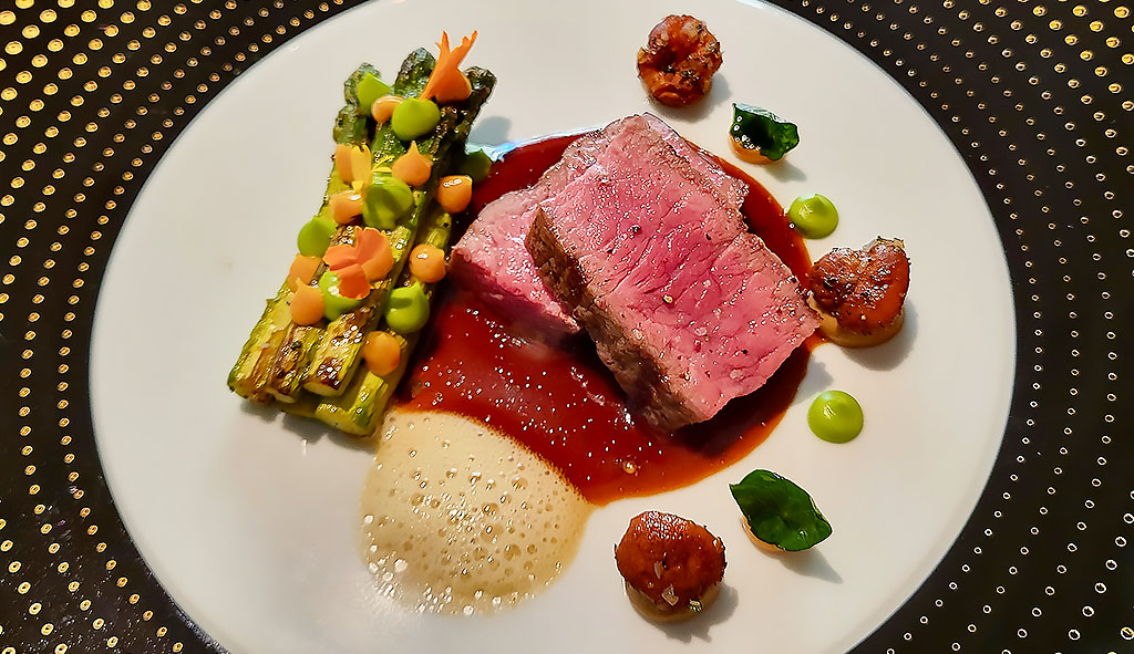 Gegrilltes Entrecôte mit grünem Spargel, Pfifferlingen und BBQ-Glace. Foto: Christian Euler