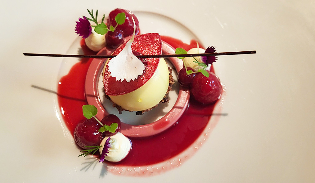 Weiße Schokolade mit Himbeeren, Mohn, Postaziencreme und Weinbergpfirsischsorbet. Foto: Christian Euler
