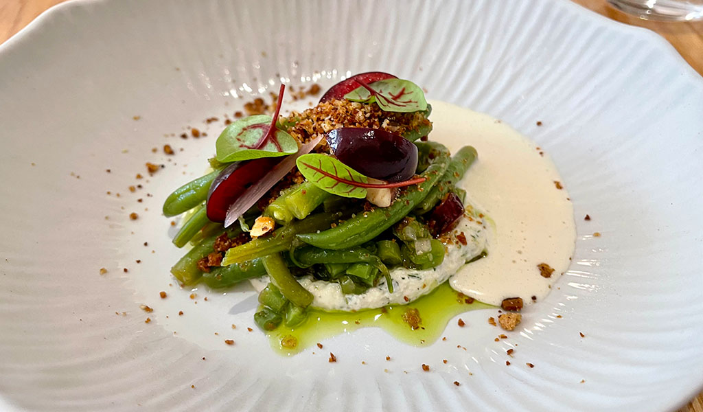 Grüne Bohnen, marinierte Kirschen an Ajo Blanco im Trèfle Lyon. Foto: Kirsten Lehmkuhl