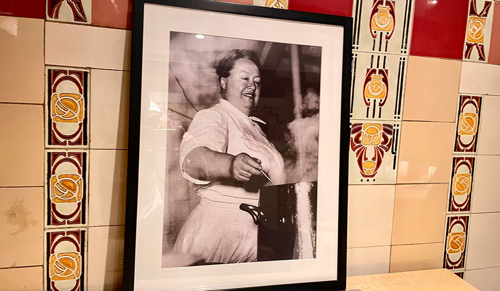 Foto von der berühmten Eugénie „Mère“ Brazier in einem der 8 Speisesäle mit Original-Fliesen aus den 1920er Jahren. Foto: Kirsten Lehmkuhl