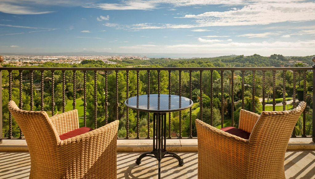 Von den Zimmern blickt man auf den Garten und die im Hintergrund zu sehende Stadt Palma. Foto: Castillo Hotel Son Vida