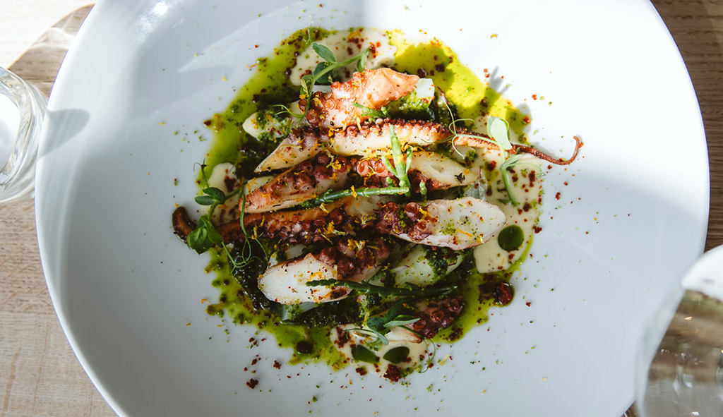 Im Restaurant Albatros werden mediterran inspirierte Gerichte serviert. Foto: Heitlinger Genusswelten