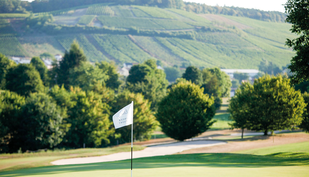 Der Golfplatz vor den dahinter liegenden Weinbergen. Foto: Heitlinger Genusswelten