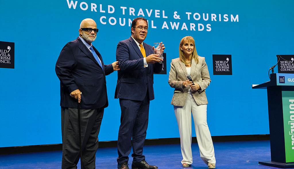 CEO der Malta Tourism Authority, Carlo Micallef (Mitte) auf der Bühne. Foto: WTTC Global Summit 2026