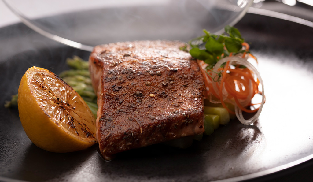 Teller „Lachssteak" im Restaurant. Foto: Regent Seven Seas