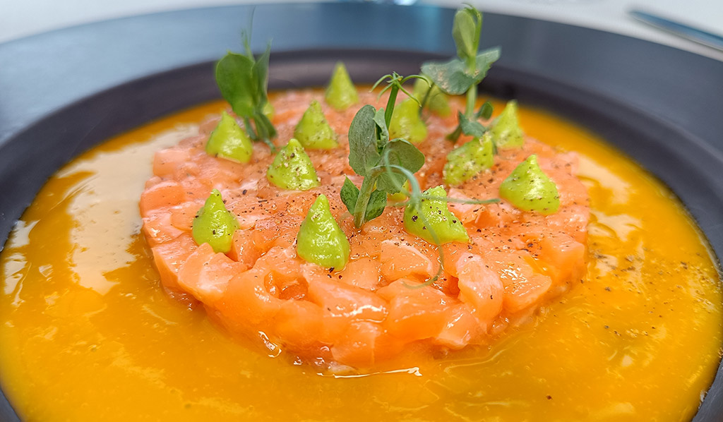 Lachstartar mit Mango und Wasabi. Foto: Michael Schabacker