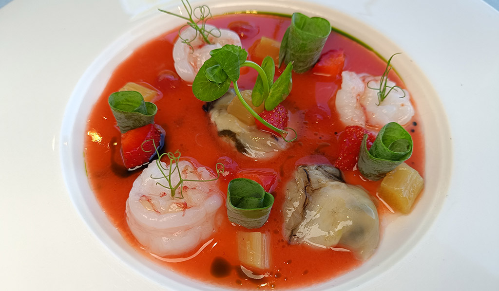 Rohe Scampi mit Austern, Erdbeeren und Rhabarber. Foto: Michael Schabacker