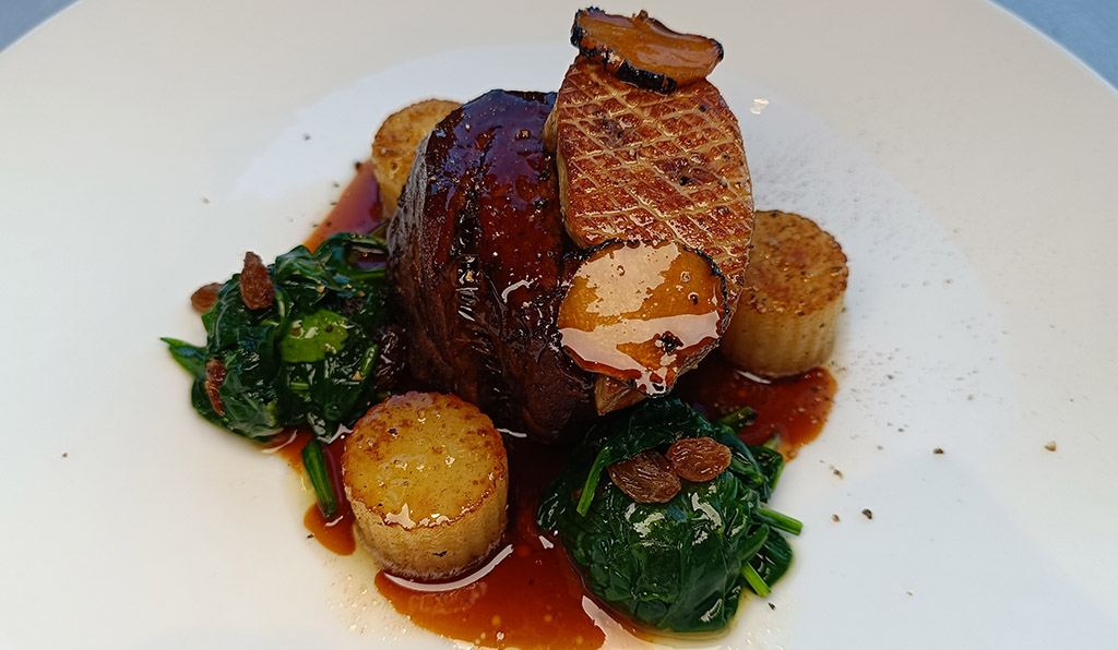 Rinderfilet mit Spinat und Rosinen. Foto: Michael Schabacker